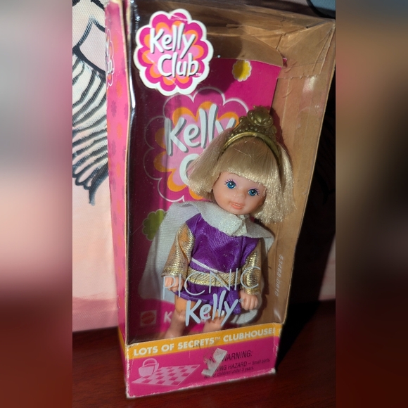 Kelly dressed like princess - Picture 2 of 2